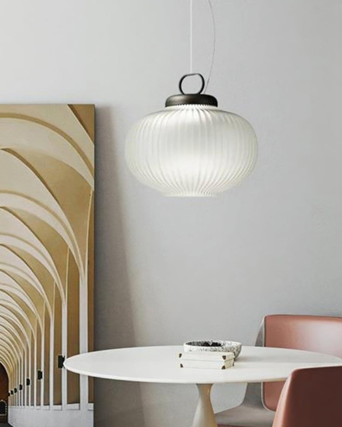Lámpara colgante de cristal Kalaba sobre una mesa de comedor – imagen 7