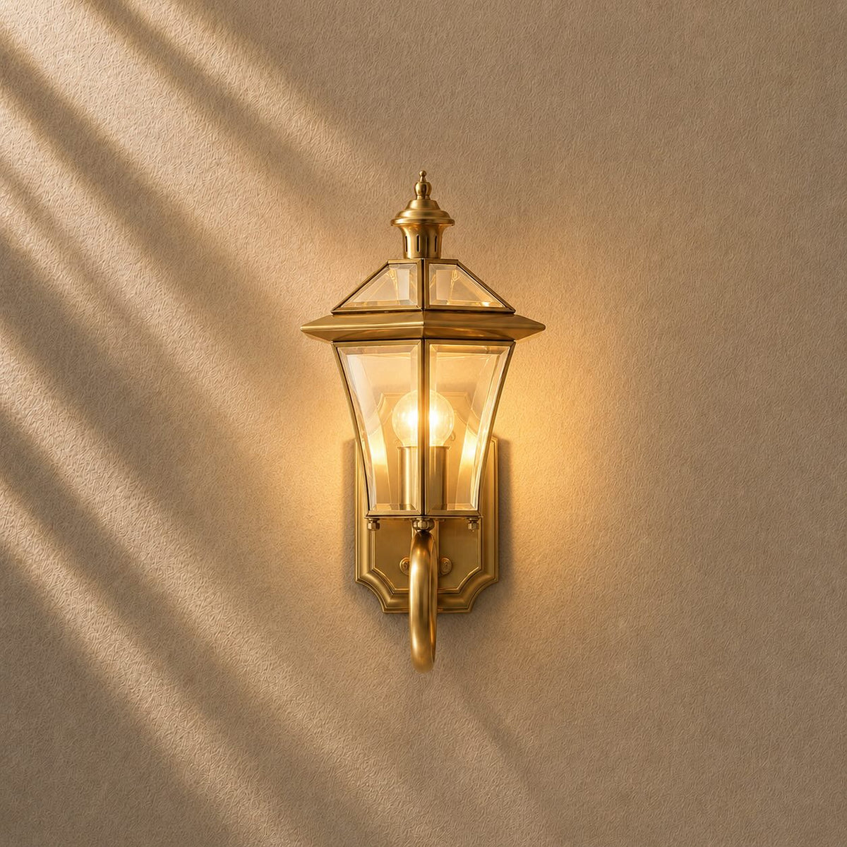 Farol de pared exterior Karela – detalle del latón y el vidrio