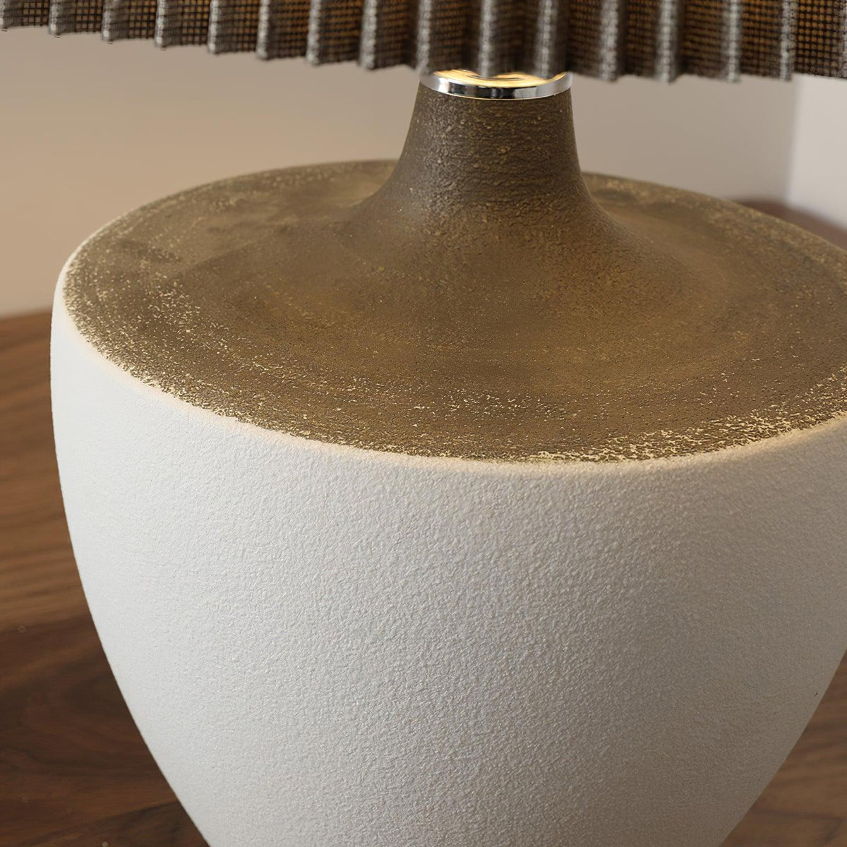 Lámpara de mesa de cerámica Kavera sobre una mesita de madera – imagen 10
