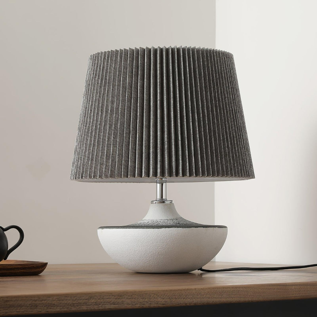 Lámpara de mesa de cerámica Kavera sobre una mesita de madera – imagen 11