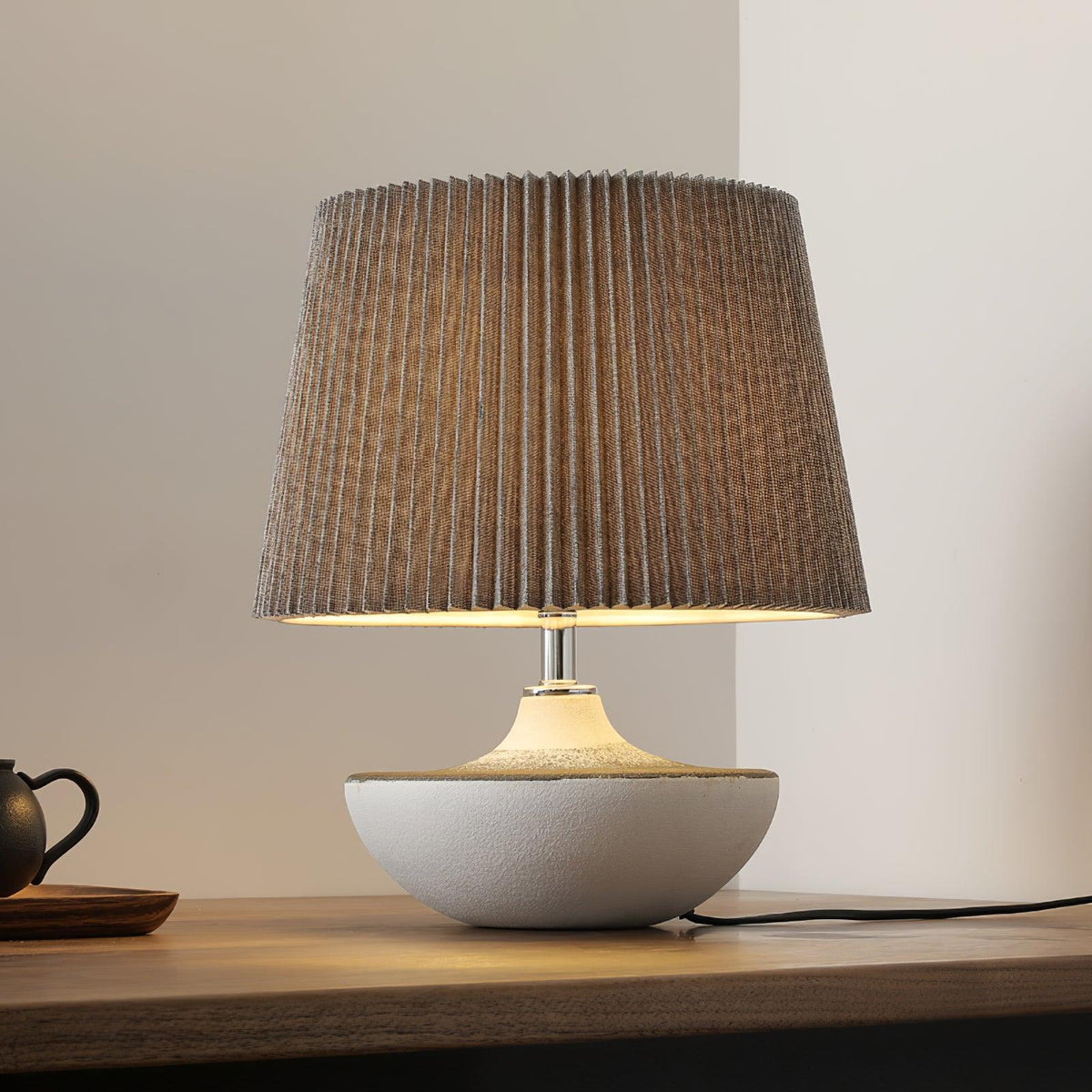 Lámpara de mesa de cerámica Kavera sobre una mesita de madera – imagen 12