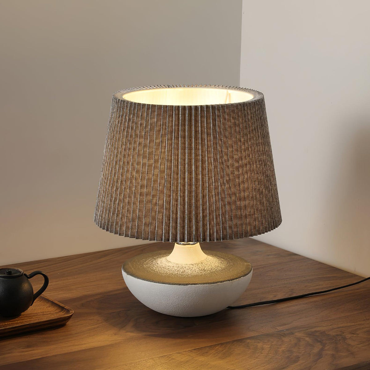 Lámpara de mesa de cerámica Kavera sobre una mesita de madera – imagen 13