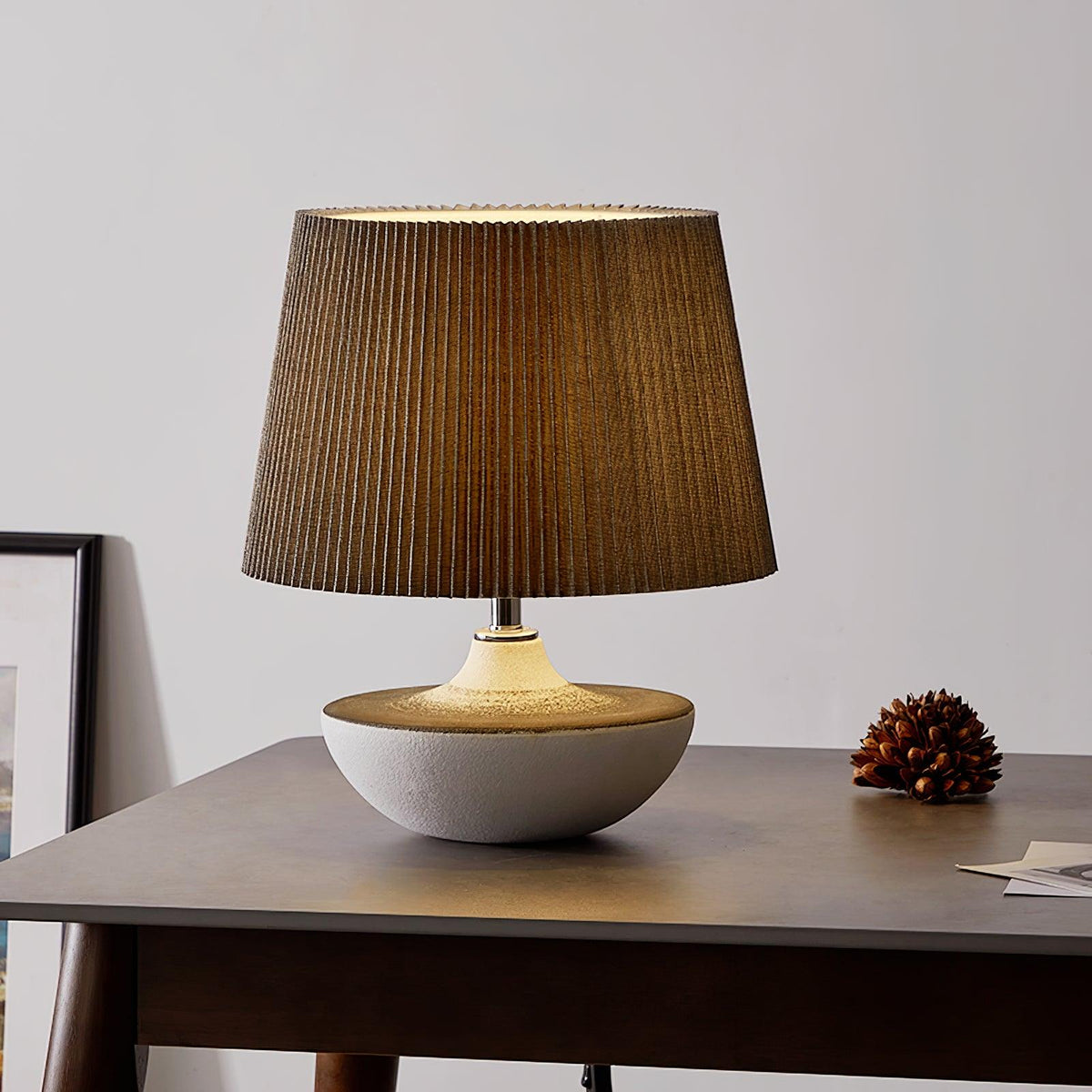 Lámpara de mesa de cerámica Kavera sobre una mesita de madera – imagen 14