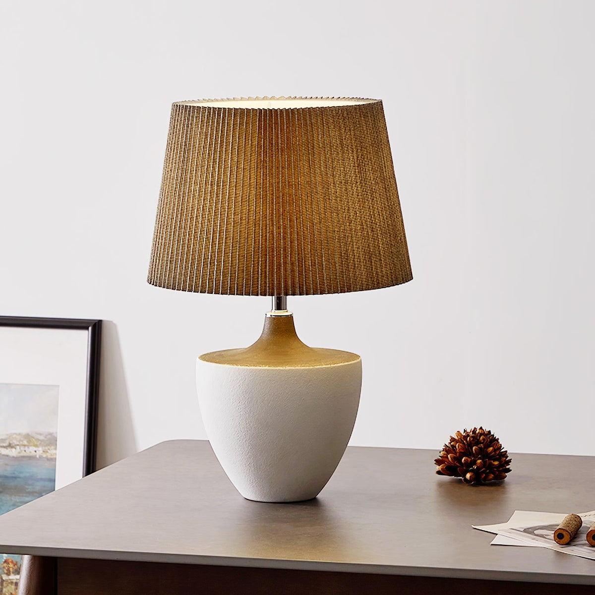 Lámpara de mesa de cerámica Kavera sobre una mesita de madera – imagen 15