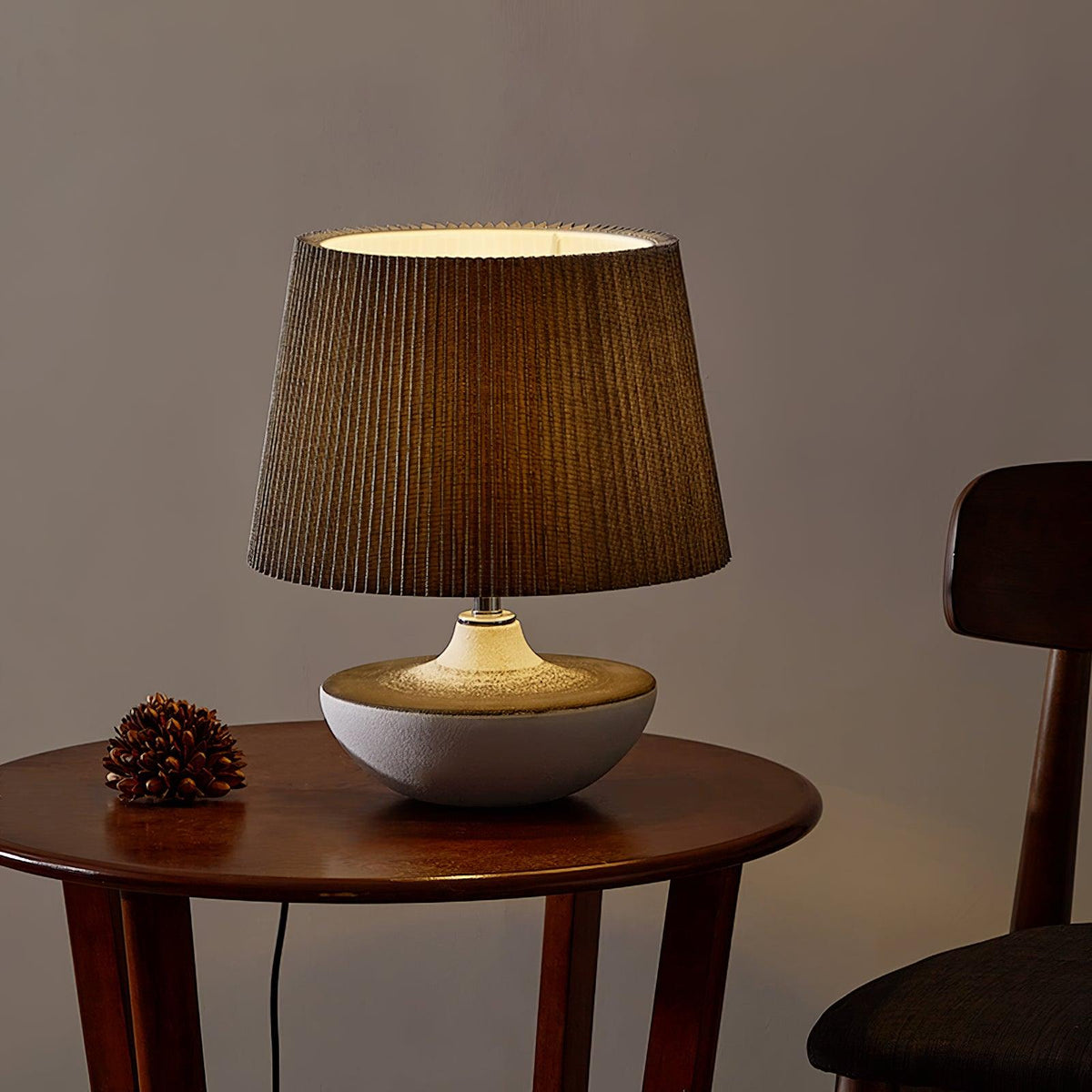 Lámpara de mesa de cerámica Kavera sobre una mesita de madera – imagen 16