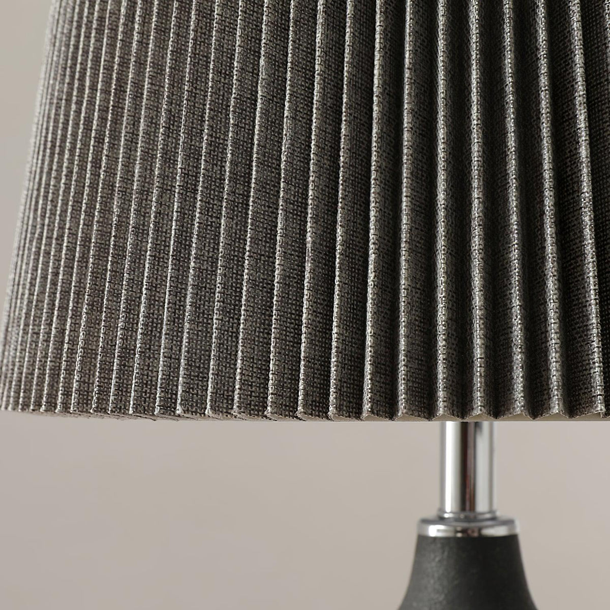 Lámpara de mesa de cerámica Kavera sobre una mesita de madera – imagen 17