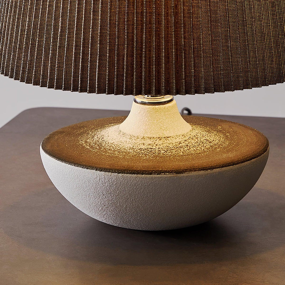 Lámpara de mesa de cerámica Kavera sobre una mesita de madera – imagen 18