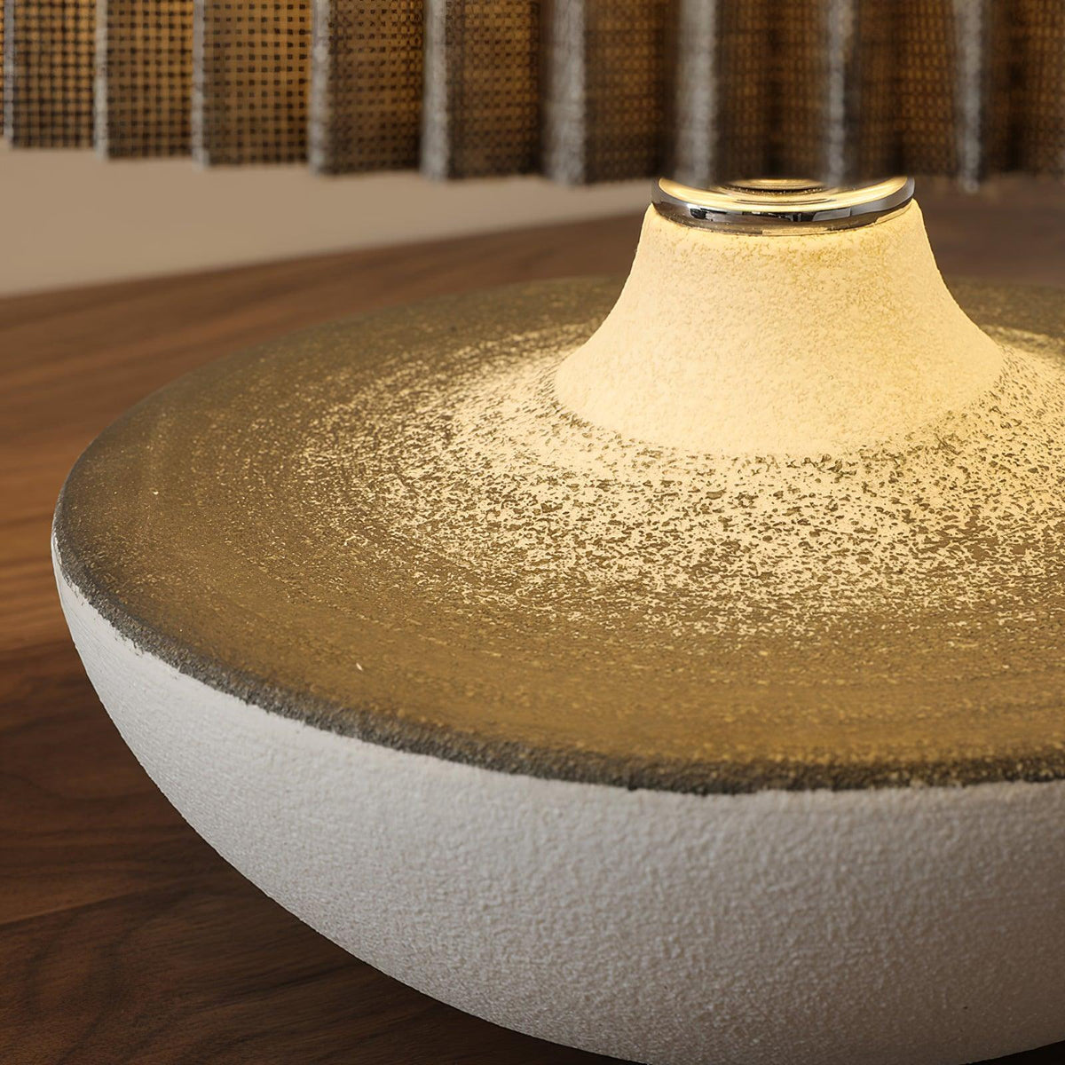 Lámpara de mesa de cerámica Kavera sobre una mesita de madera – imagen 19