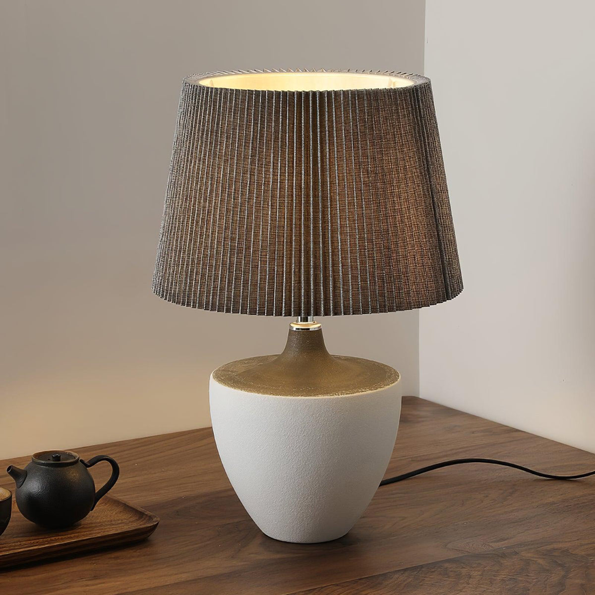 Lámpara de mesa de cerámica Kavera sobre una mesita de madera – imagen 21