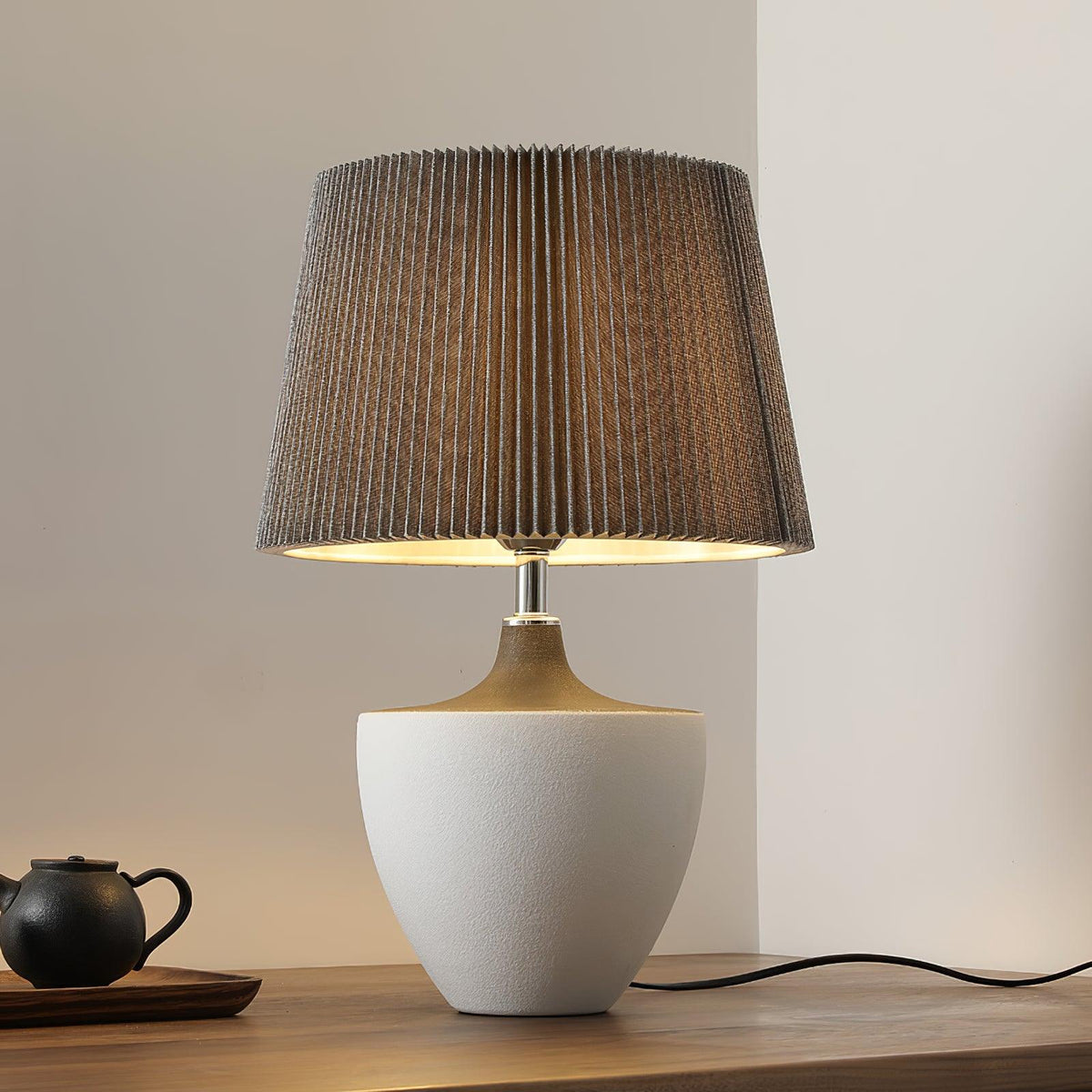 Lámpara de mesa de cerámica Kavera sobre una mesita de madera – imagen 22