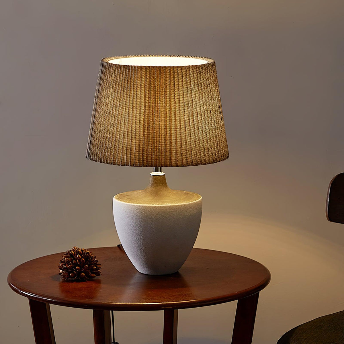 Lámpara de mesa de cerámica Kavera sobre una mesita de madera – imagen 23