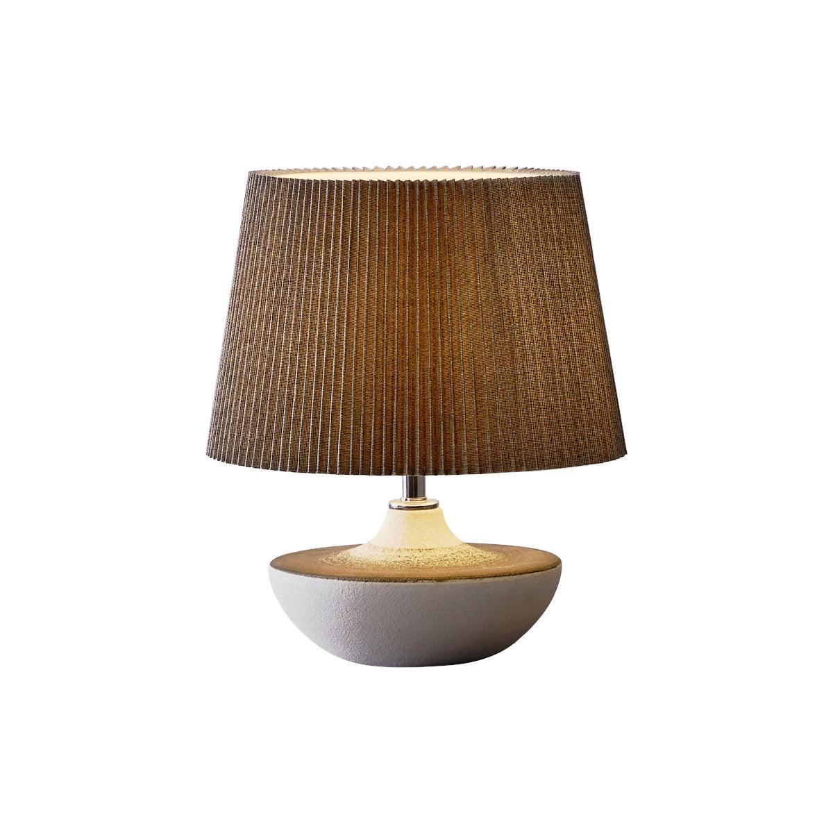 Lámpara de mesa de cerámica Kavera sobre una mesita de madera – imagen 3