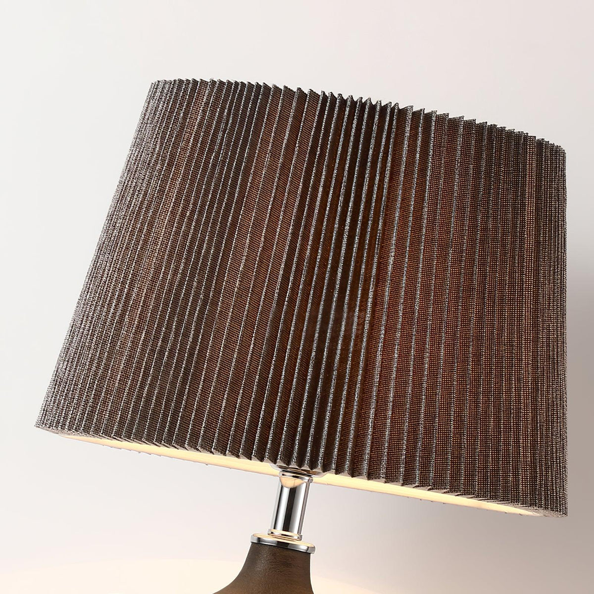 Lámpara de mesa de cerámica Kavera sobre una mesita de madera – imagen 6