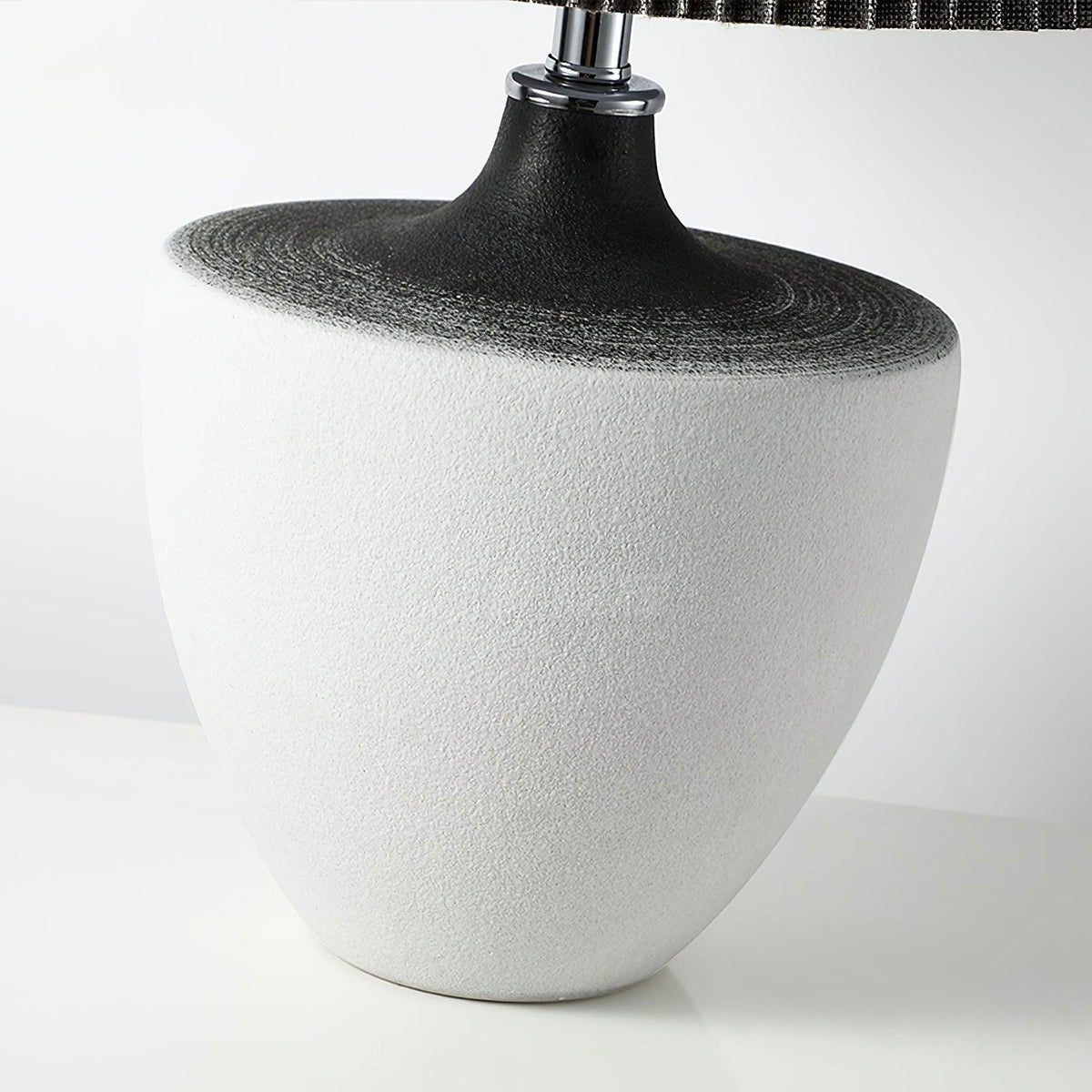 Lámpara de mesa de cerámica Kavera sobre una mesita de madera – imagen 9