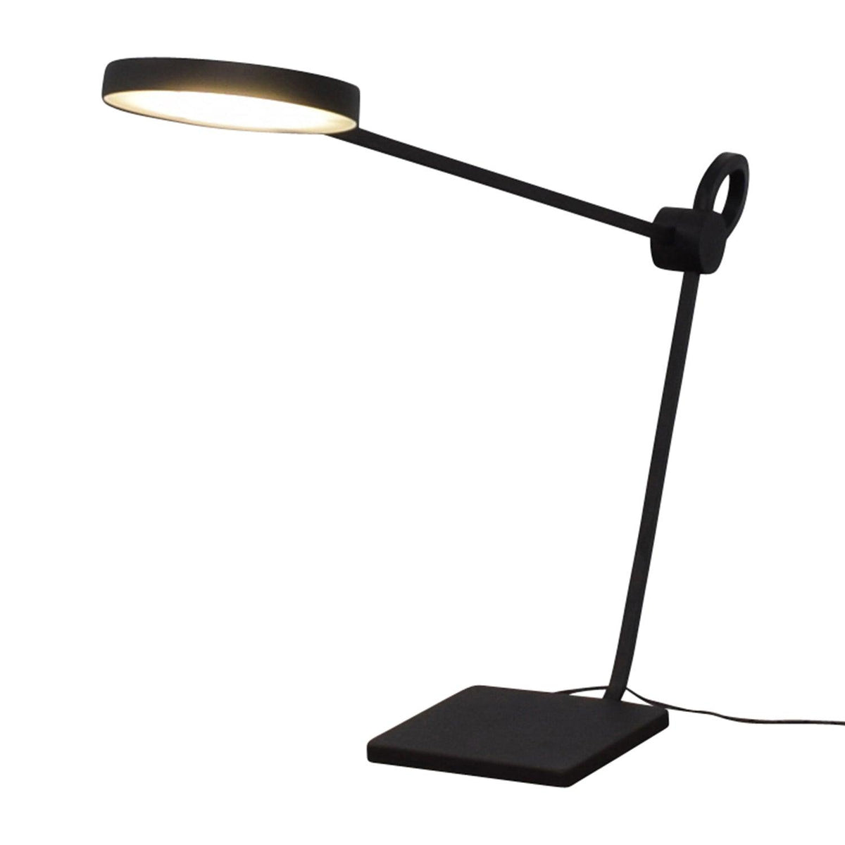 Lámpara de escritorio LED Kaviro sobre un escritorio de trabajo – imagen 5