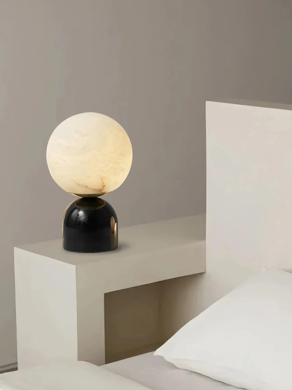 Lámpara de mesa de alabastro Kelaria sobre una mesita de noche de madera – imagen 10
