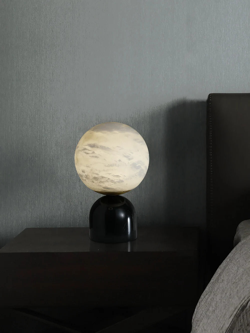 Lámpara de mesa de alabastro Kelaria sobre una mesita de noche de madera – imagen 11