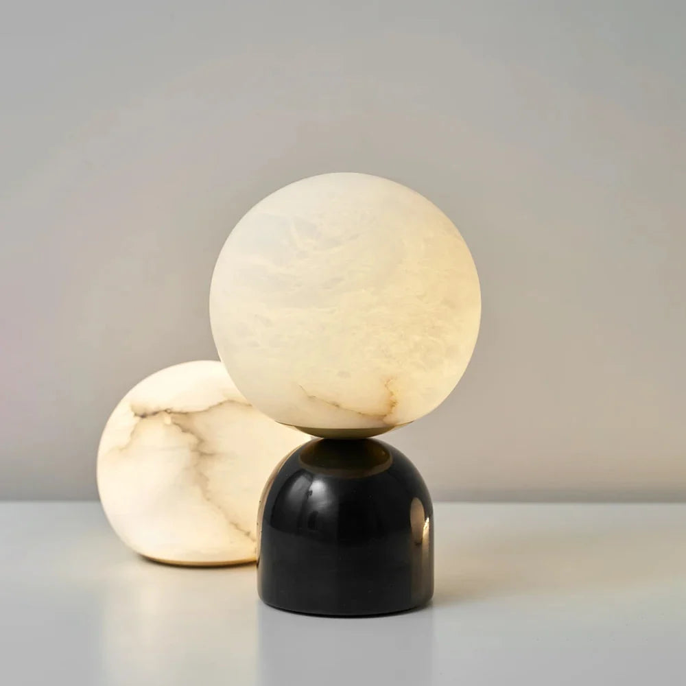Lámpara de mesa de alabastro Kelaria – detalle de la esfera iluminada