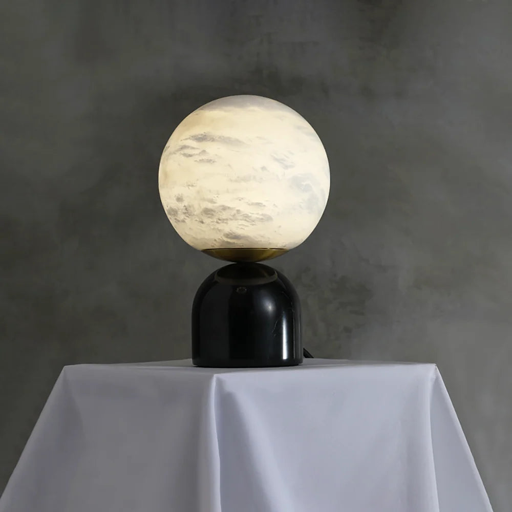 Lámpara de mesa de alabastro Kelaria sobre una mesita de noche de madera – imagen 13