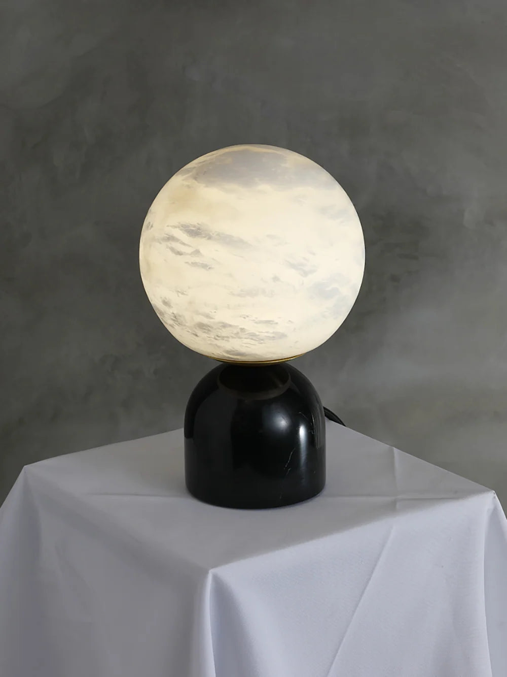 Lámpara de mesa de alabastro Kelaria sobre una mesita de noche de madera – imagen 14