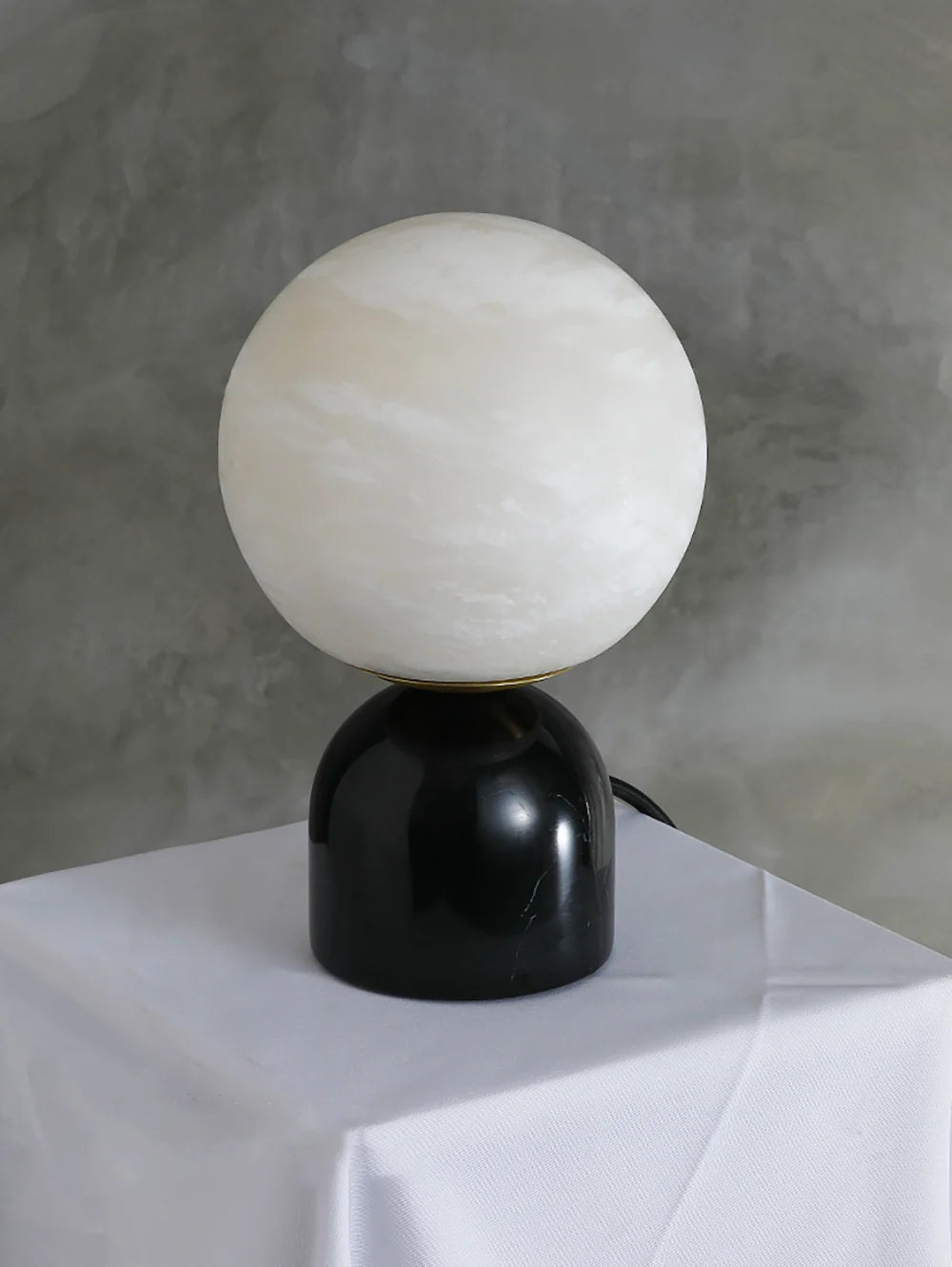 Lámpara de mesa de alabastro Kelaria sobre una mesita de noche de madera – imagen 15
