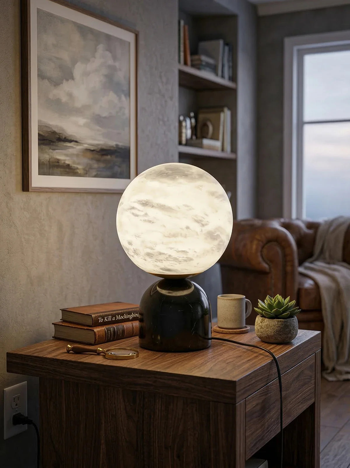 Lámpara de mesa de alabastro Kelaria sobre una mesita de noche de madera – imagen 3