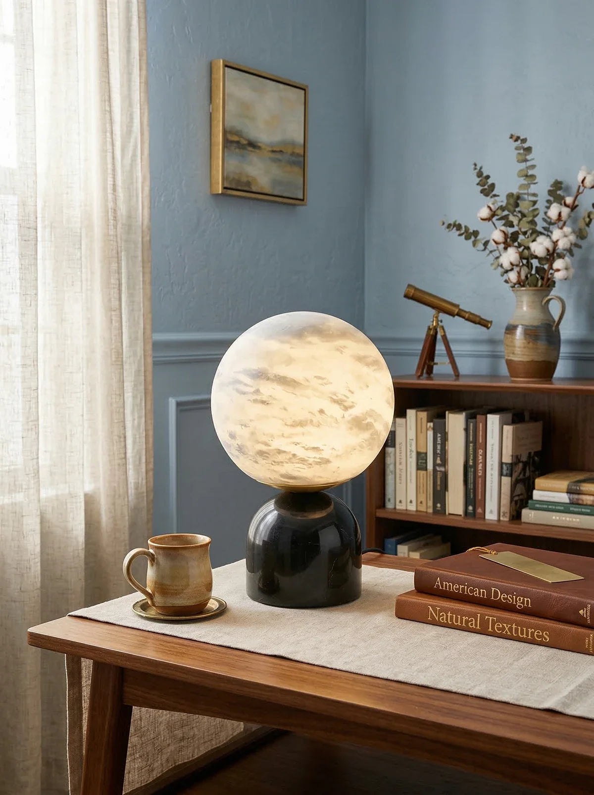 Lámpara de mesa de alabastro Kelaria sobre una mesita de noche de madera – imagen 4