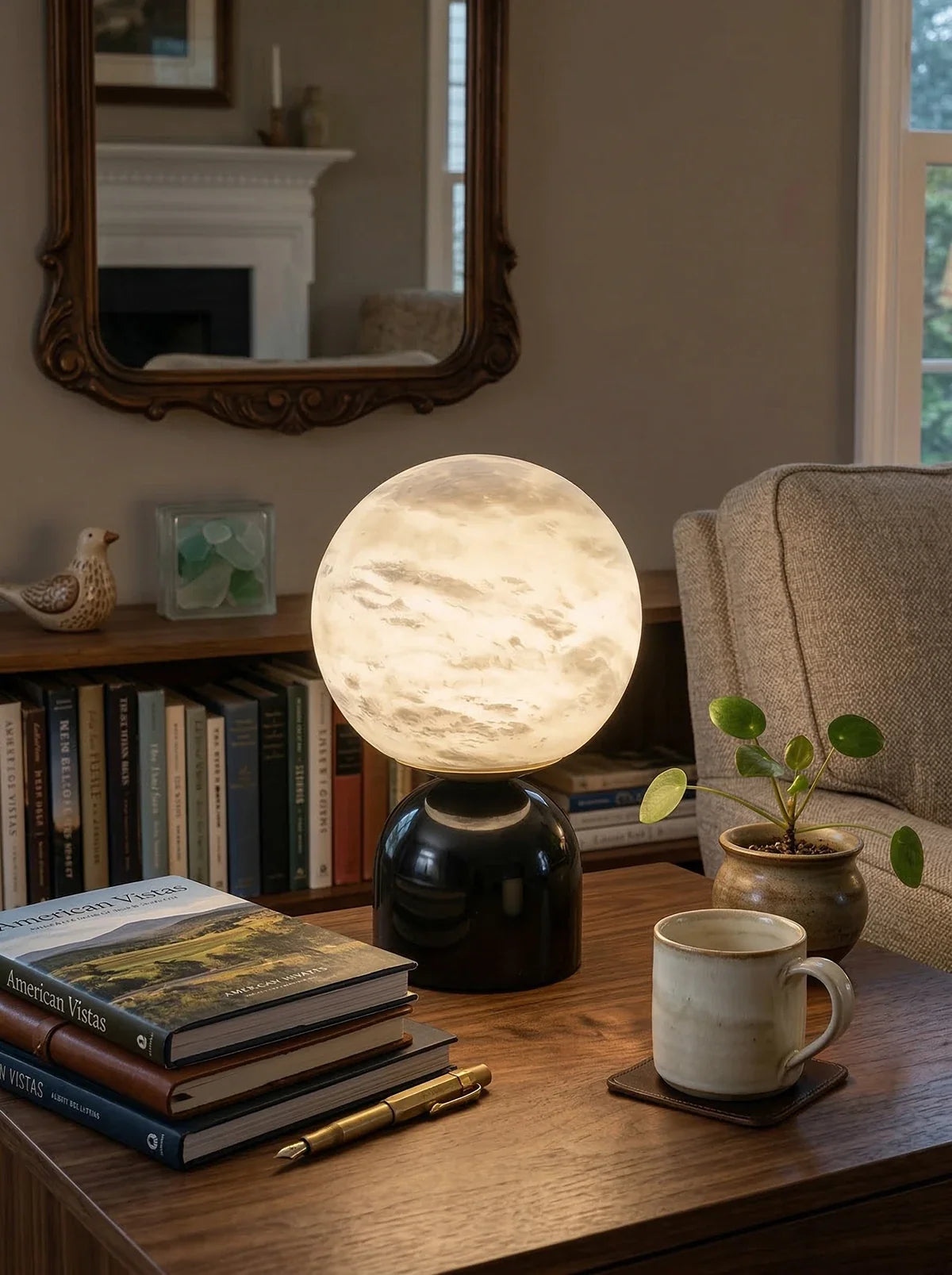 Lámpara de mesa de alabastro Kelaria sobre una mesita de noche de madera – imagen 5