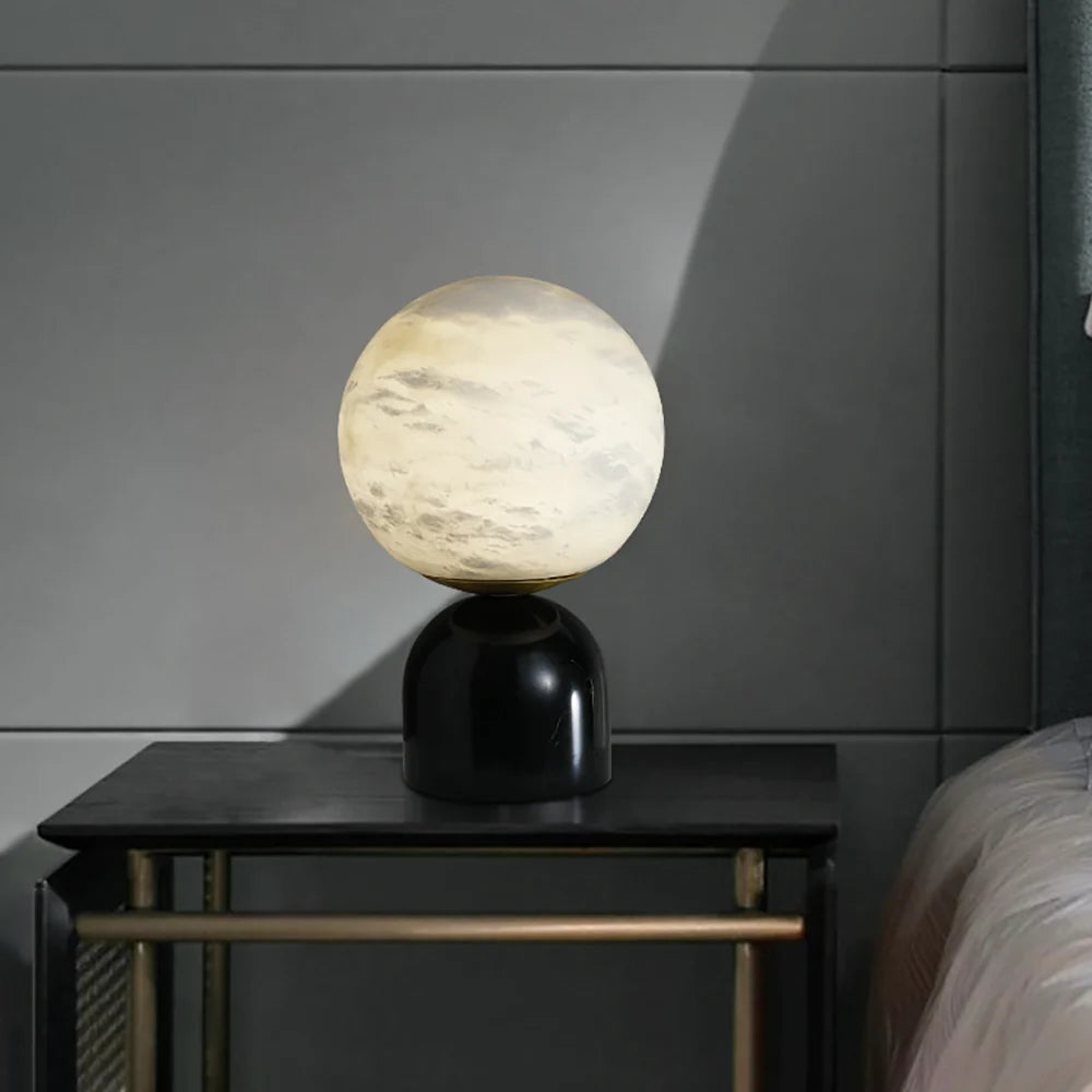 Lámpara de mesa de alabastro Kelaria sobre una mesita de noche de madera – imagen 7