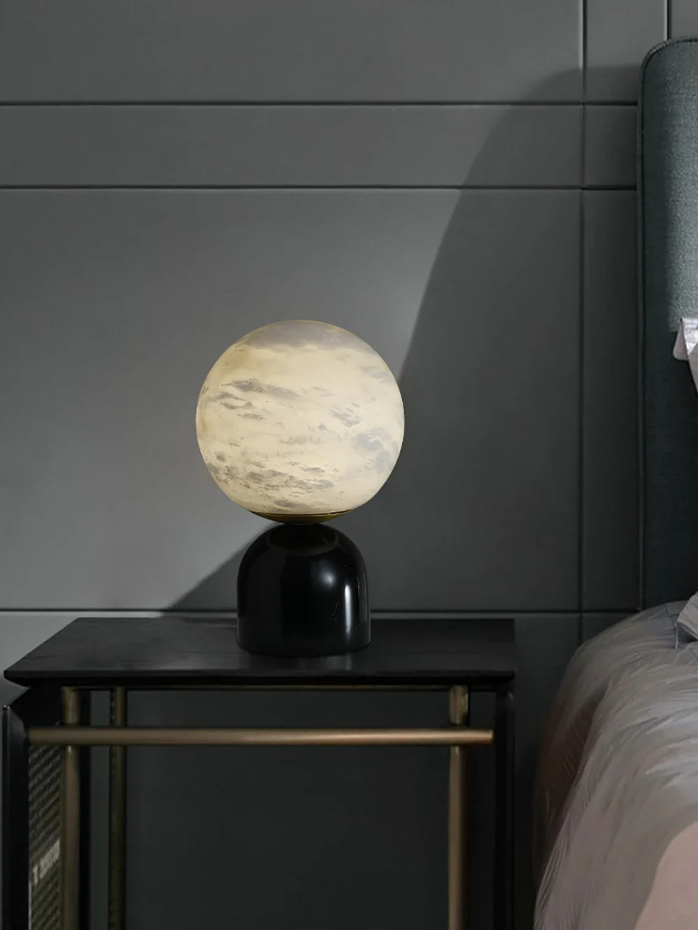 Lámpara de mesa de alabastro Kelaria – encendida en un dormitorio