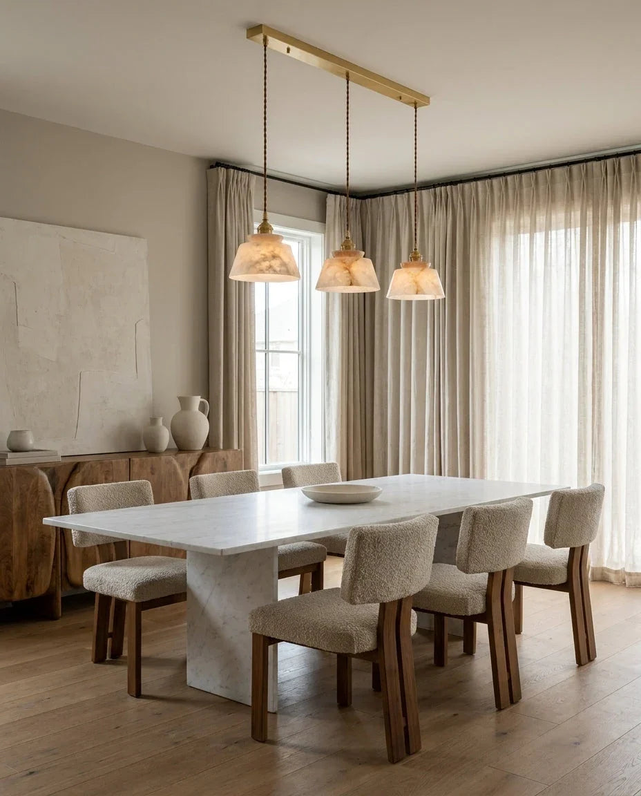 Lámpara colgante de alabastro Alvena – versión de 3 luces sobre una mesa de comedor