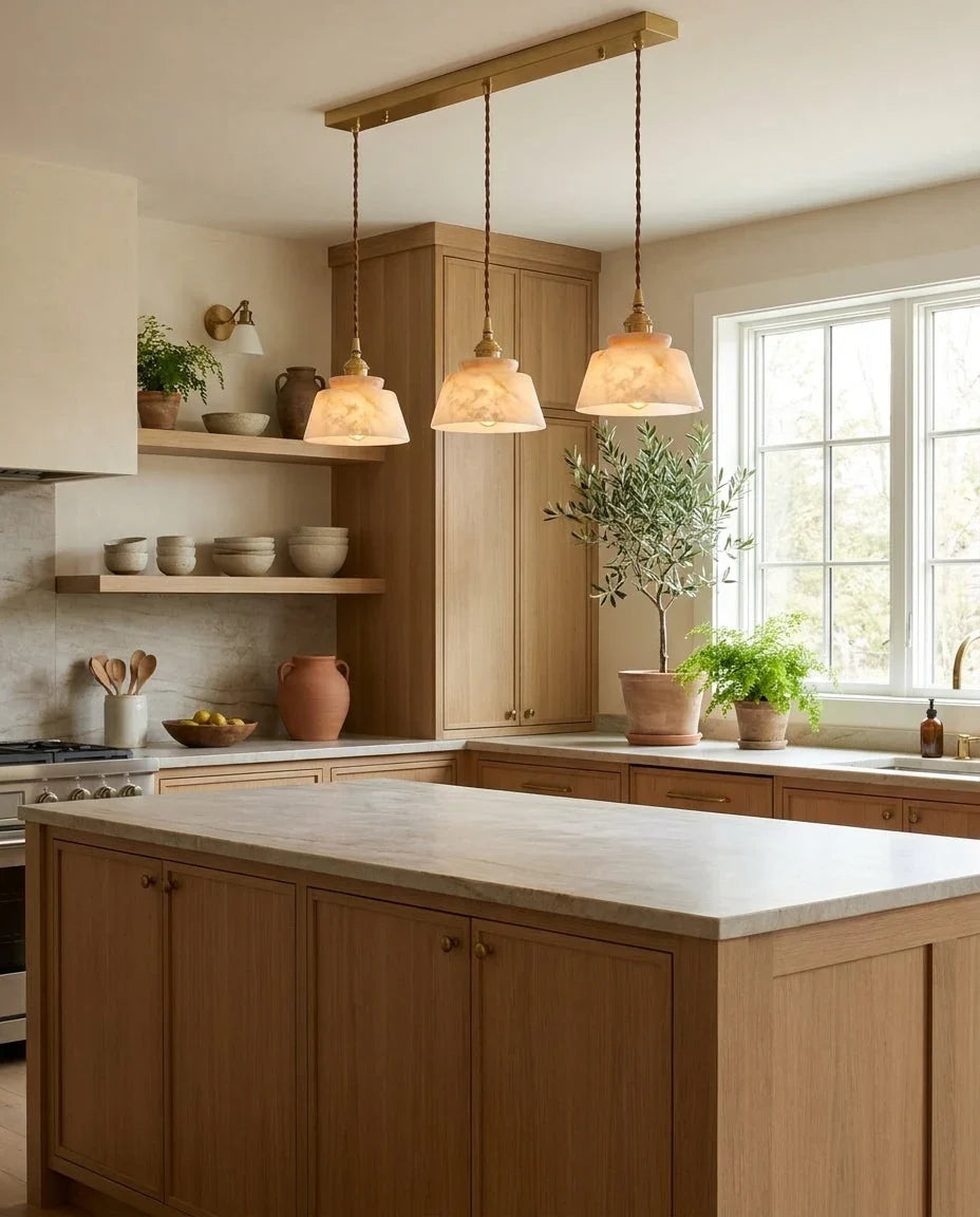 Lámpara colgante de alabastro Alvena – versión de 3 luces sobre una isla de cocina