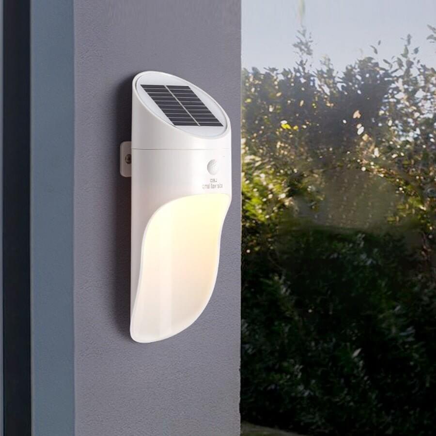 Aplique solar de pared exterior Kilama en una fachada – imagen 10