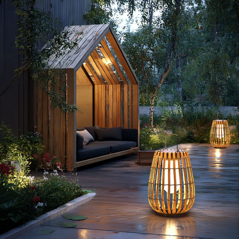 Farol solar de exterior Kiroza de ratán – junto a una cabaña de jardín