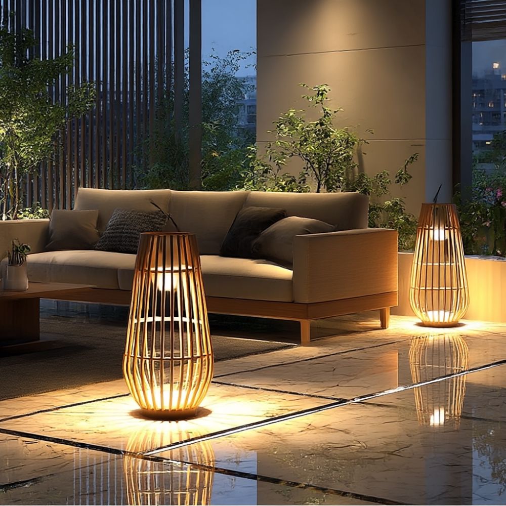 Farol solar de exterior Kiroza de ratán – en un salón exterior