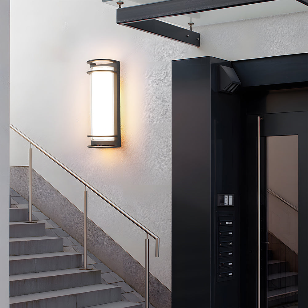 Aplique de pared exterior Kolanda – marco abierto junto a una escalera exterior