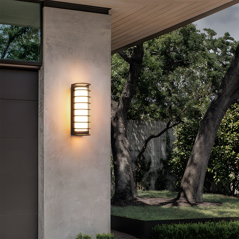 Aplique de pared exterior Kolanda – rejilla de lamas en un porche
