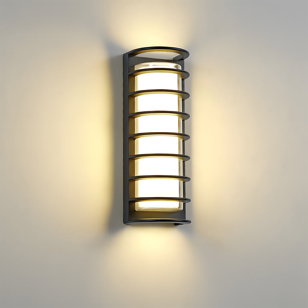 Aplique de pared exterior Kolanda – rejilla de lamas encendida