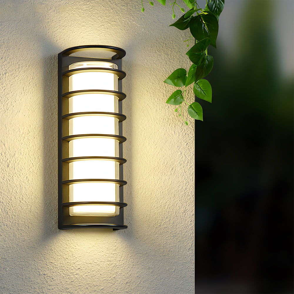 Aplique de pared exterior Kolanda – rejilla de lamas con luz cálida