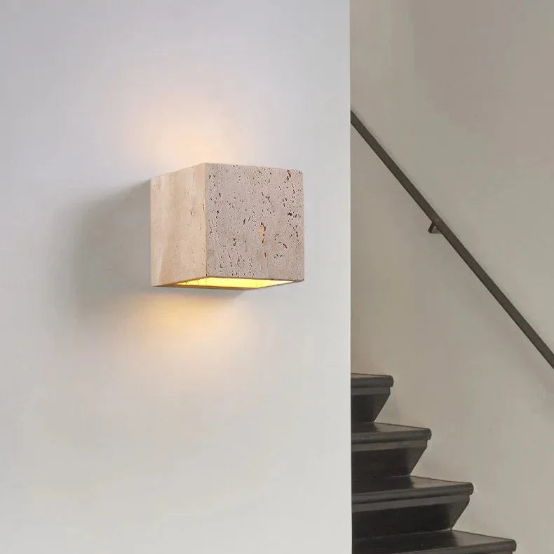 Aplique de pared exterior Kopala de travertino – versión cubo junto a una escalera