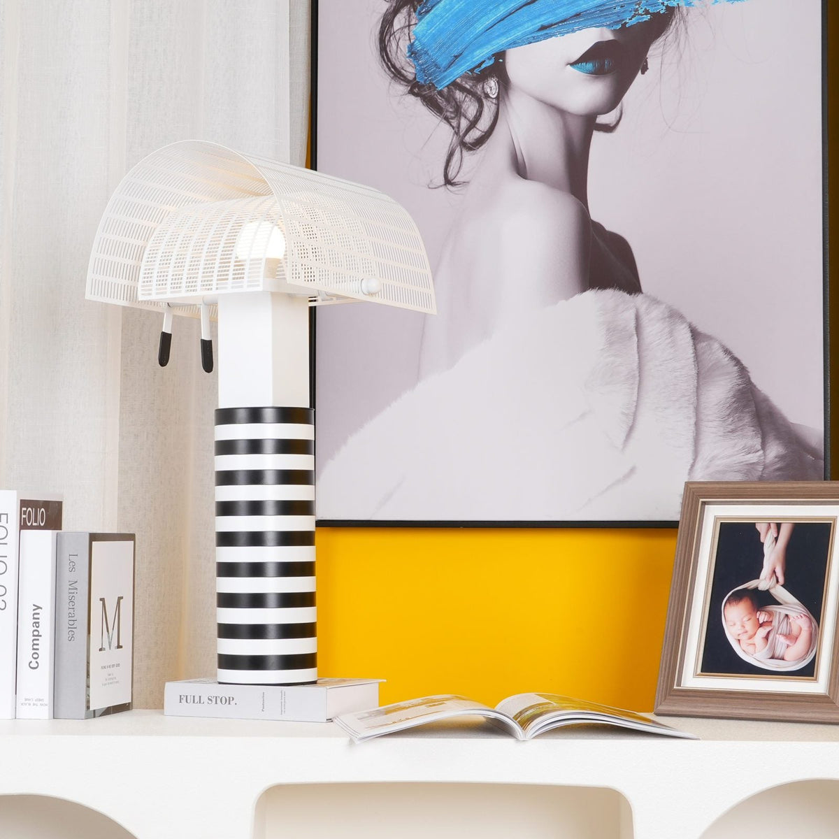 Lámpara de mesa a rayas Kovela en un salón ecléctico – imagen 4