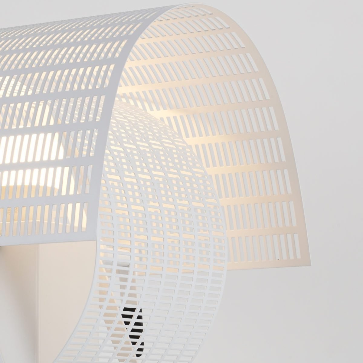 Lámpara de mesa a rayas Kovela en un salón ecléctico – imagen 5