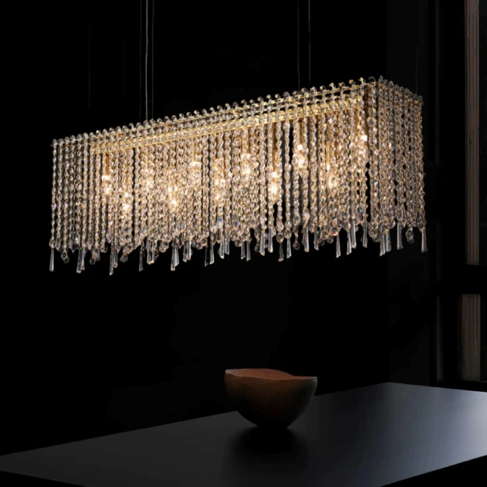 Lámpara colgante lineal de cristal Cascala – sobre una mesa de comedor