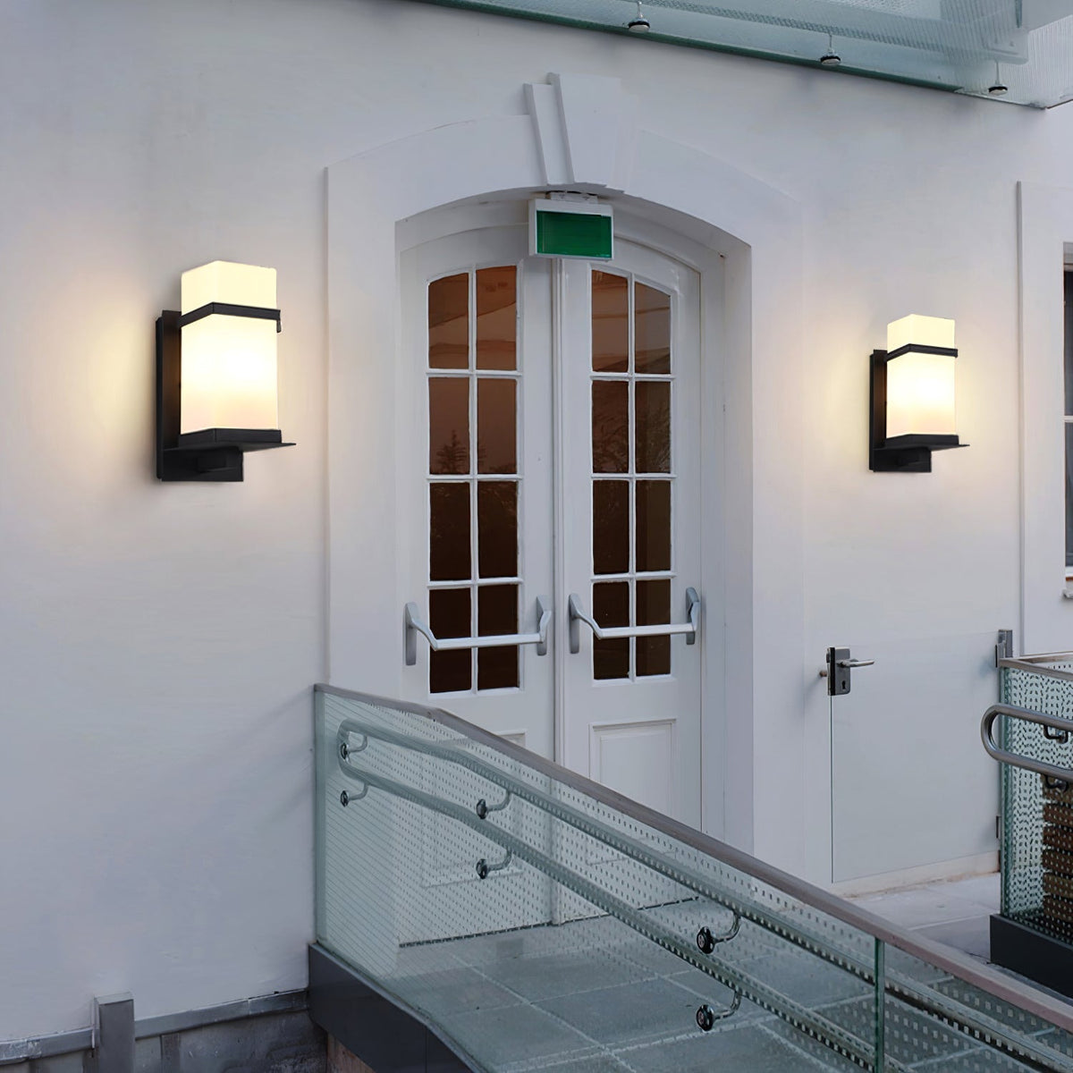 Aplique de pared exterior Lacira en una fachada – imagen 9