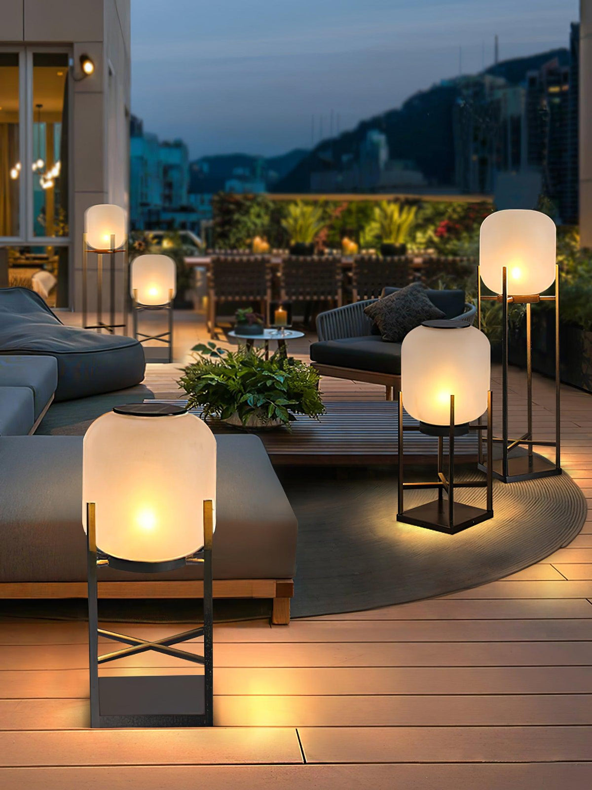 Lámpara de pie exterior Lafaro en una terraza exterior – imagen 9