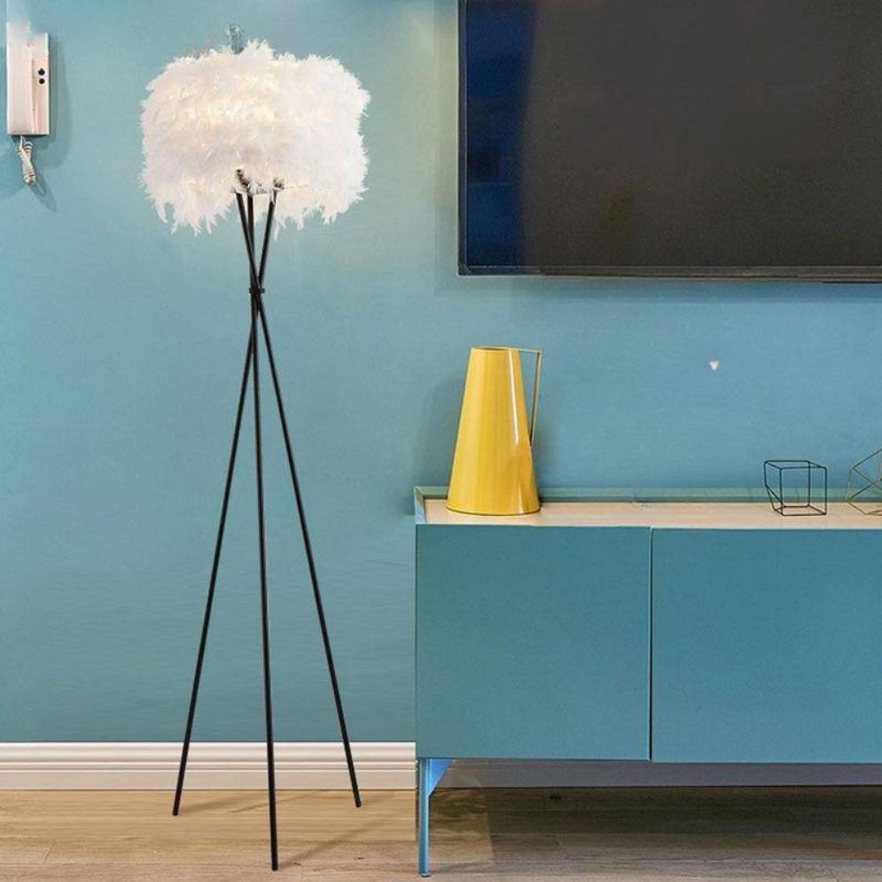 Lámpara de pie de plumas Tiluma con trípode – en un salón con pared azul