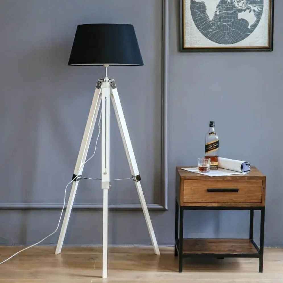 Lámpara de pie trípode de madera Simarel – con pantalla negra y trípode blanco