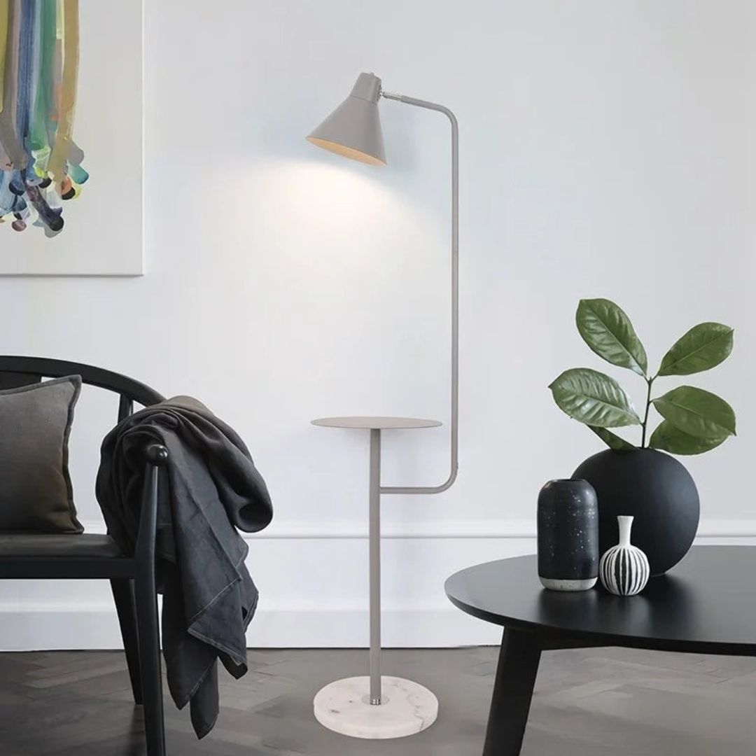 Lámpara de pie con mesita integrada Somesa – en blanco junto a una silla