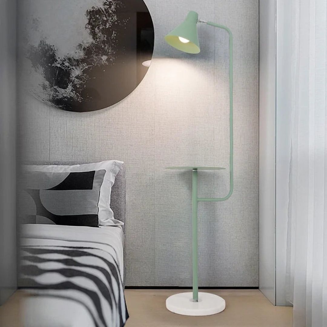 Lámpara de pie con mesita integrada Somesa – en verde junto a la cama