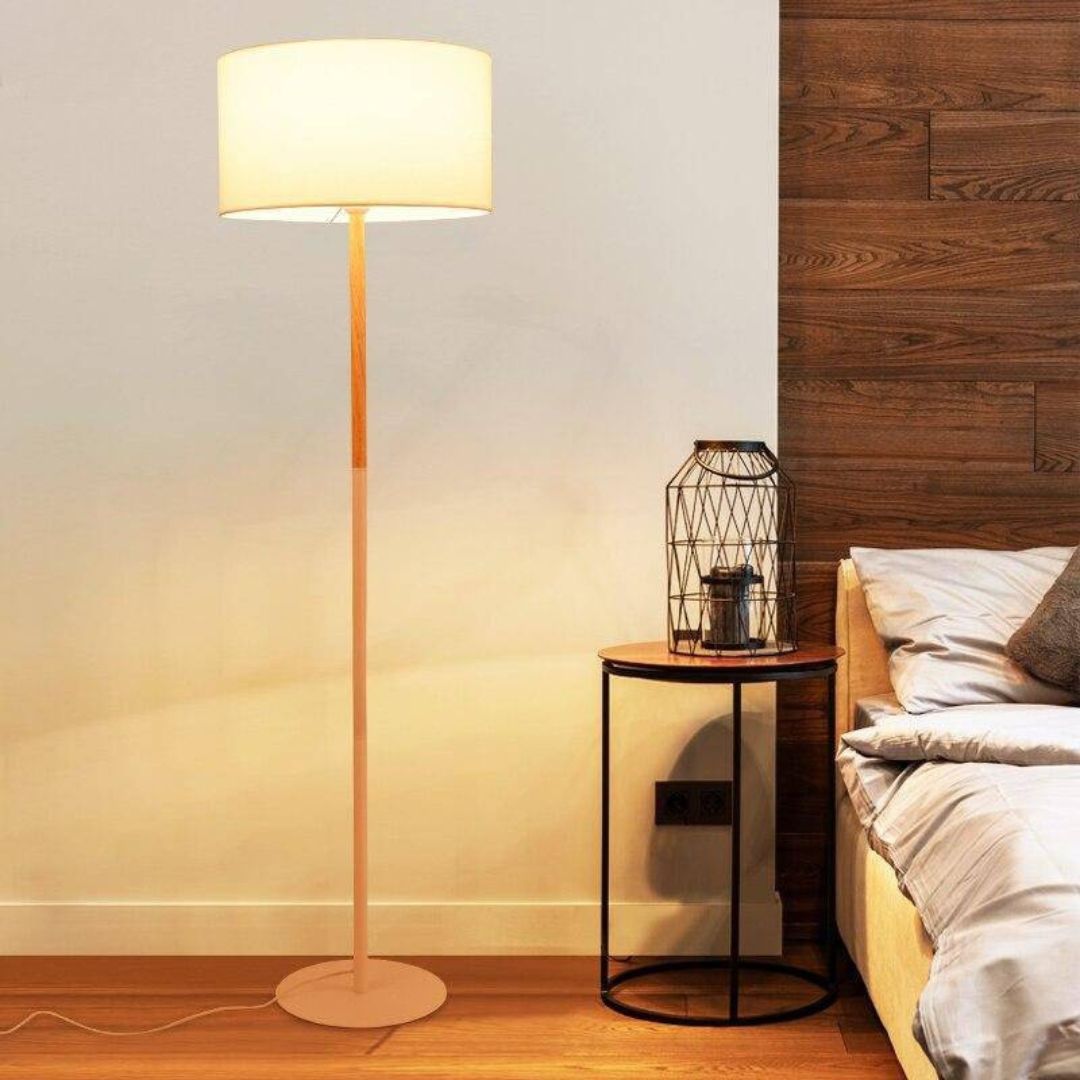 Lámpara de pie nórdica de madera Silvara – encendida junto a la cama